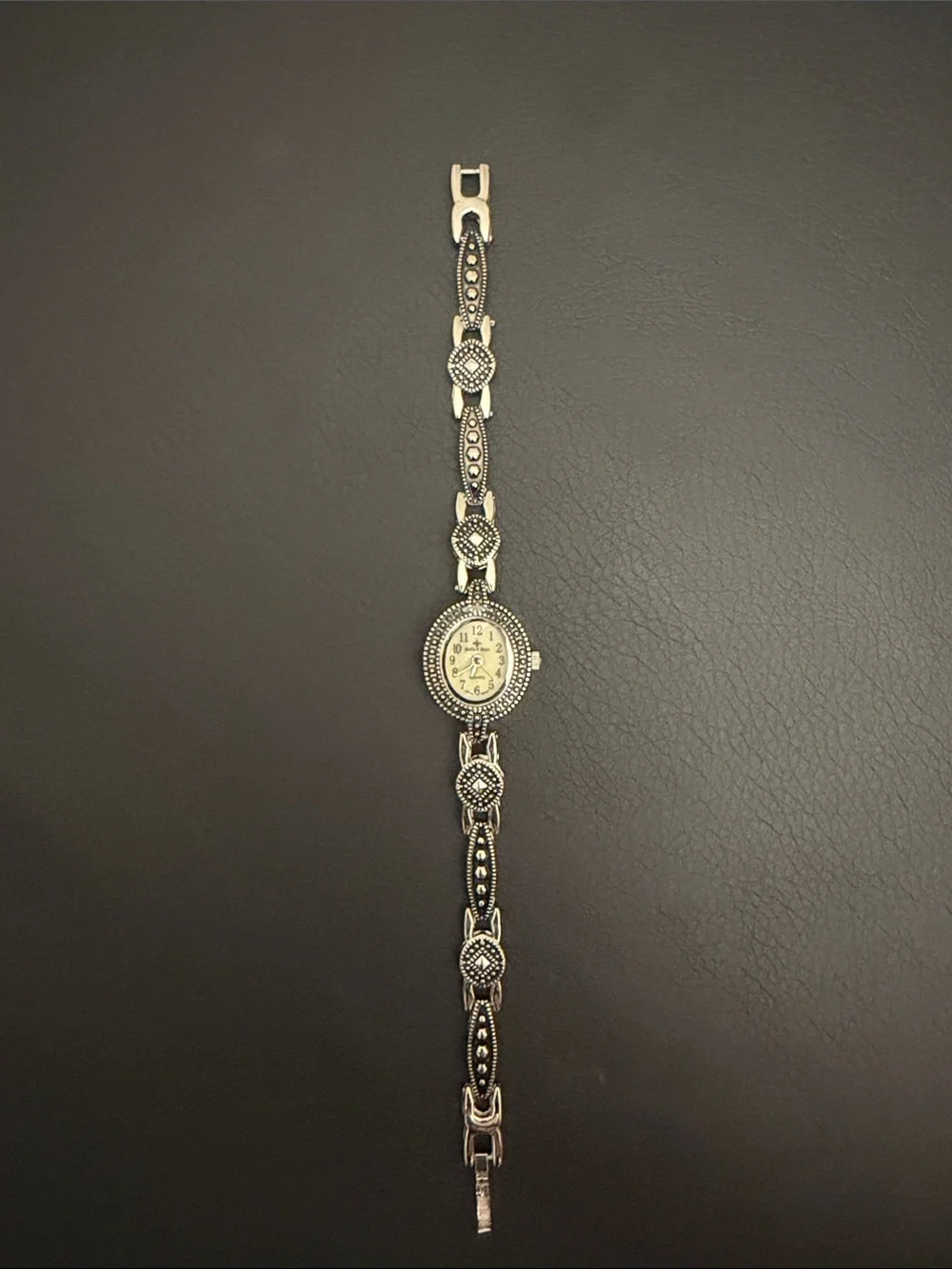 Silver-Tone Oval Vintage Bracelet Watch - Quartz